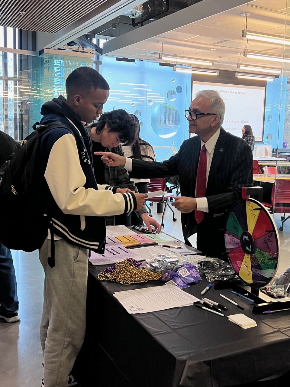 Ŷĳ Dean of the School of Business talks with a student at the Pathways event. 