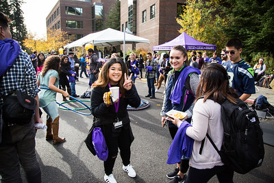 Ŷĳs at a W Day event at UW Bothell